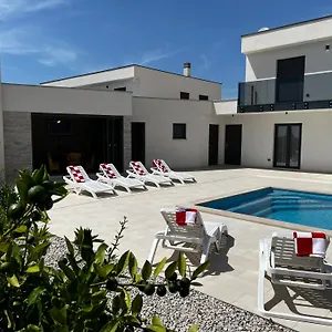 https://villa-mare-modern-villa-with-swimming-pool.pula-hotels.org